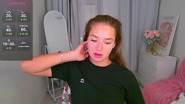 Snapshot of LovelyJessie chatting on 10-05-25, 01:42 LovelyJessie online show from 10-05-25, 01:42