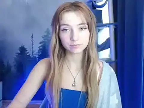 Snapshot of LuciaYoung chatting on 01-07-25, 10:22 LuciaYoung online show from 01-07-25, 10:22
