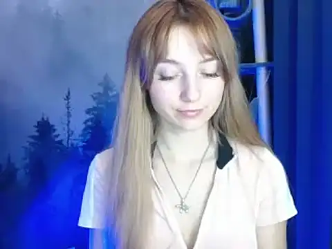 Snapshot of LuciaYoung chatting on 01-07-25, 10:19 LuciaYoung online show from 01-07-25, 10:19