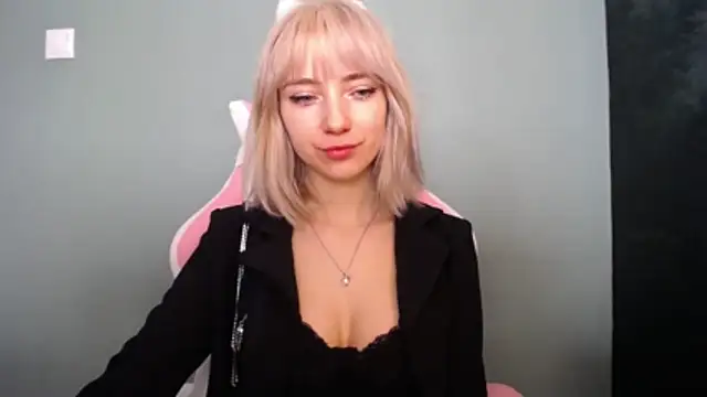 Snapshot of LuciaYoung chatting on 03-21-26, 08:19 LuciaYoung online show from 03-21-26, 08:19