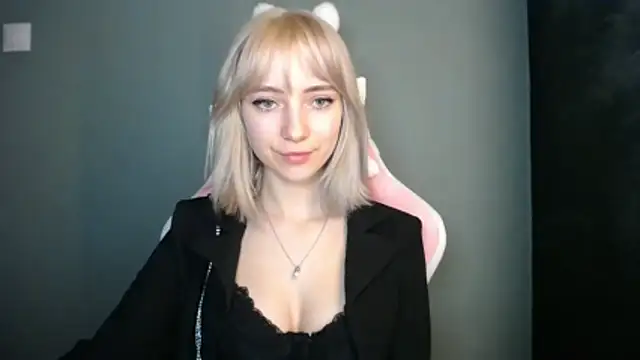 Snapshot of LuciaYoung chatting on 03-21-26, 08:23 LuciaYoung online show from 03-21-26, 08:23