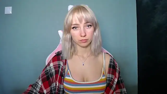 Snapshot of LuciaYoung chatting on 03-24-26, 01:27 LuciaYoung online show from 03-24-26, 01:27