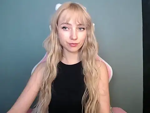 Snapshot of LuciaYoung chatting on 04-09-26, 12:32 LuciaYoung online show from 04-09-26, 12:32