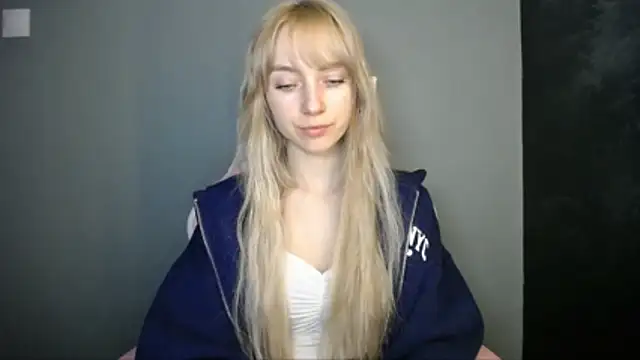 Snapshot of LuciaYoung chatting on 04-12-26, 06:24 LuciaYoung online show from 04-12-26, 06:24