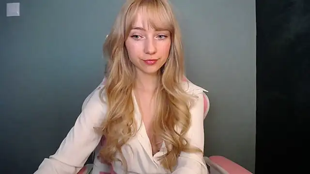 Snapshot of LuciaYoung chatting on 04-13-26, 06:41 LuciaYoung online show from 04-13-26, 06:41
