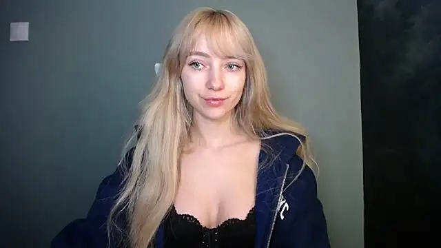 Snapshot of LuciaYoung chatting on 04-15-26, 06:15 LuciaYoung online show from 04-15-26, 06:15