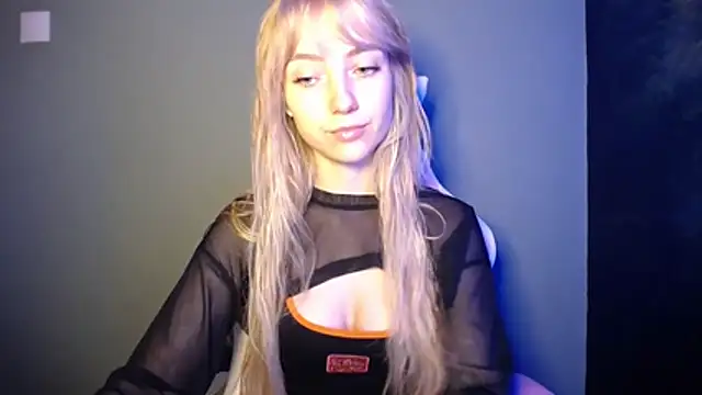 Snapshot of LuciaYoung chatting on 04-19-26, 06:21 LuciaYoung online show from 04-19-26, 06:21