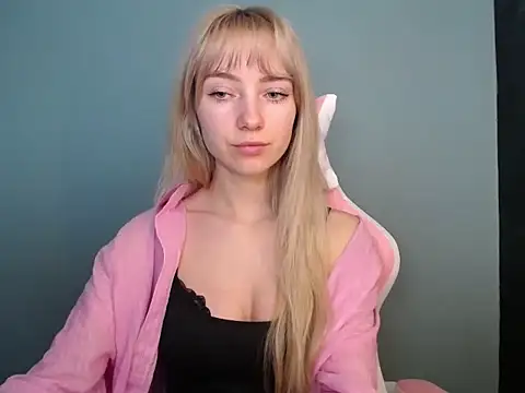 Snapshot of LuciaYoung chatting on 04-27-26, 06:44 LuciaYoung online show from 04-27-26, 06:44