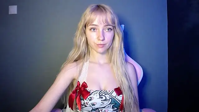 Snapshot of LuciaYoung chatting on 04-27-26, 07:23 LuciaYoung online show from 04-27-26, 07:23