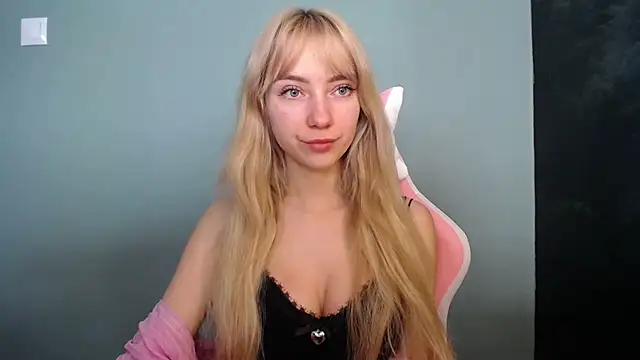 Snapshot of LuciaYoung chatting on 05-04-26, 06:31 LuciaYoung online show from 05-04-26, 06:31