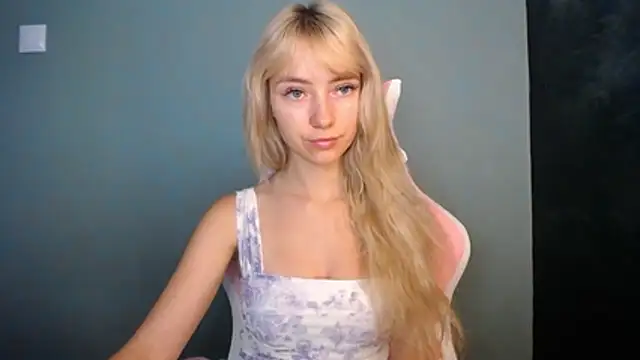 Snapshot of LuciaYoung chatting on 06-06-26, 06:40 LuciaYoung online show from 06-06-26, 06:40