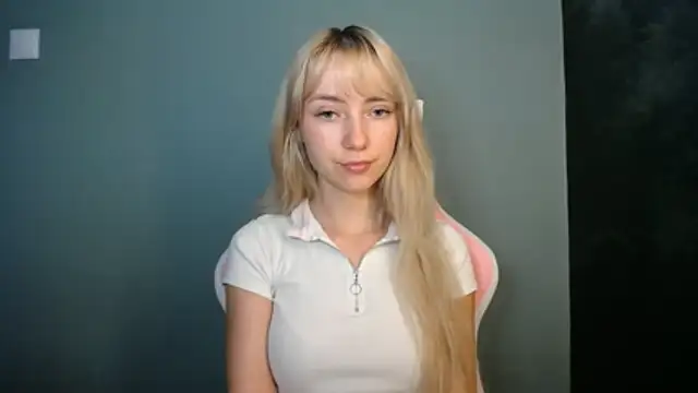 Snapshot of LuciaYoung chatting on 06-10-26, 06:34 LuciaYoung online show from 06-10-26, 06:34