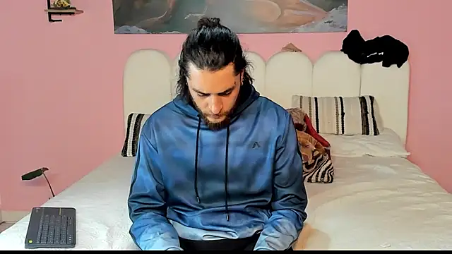 Snapshot of raymon616 chatting on 09-18-25, 02:02 raymon616 online show from 09-18-25, 02:02