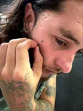 Snapshot of raymon616 chatting on 12-14-25, 09:41 raymon616 online show from 12-14-25, 09:41