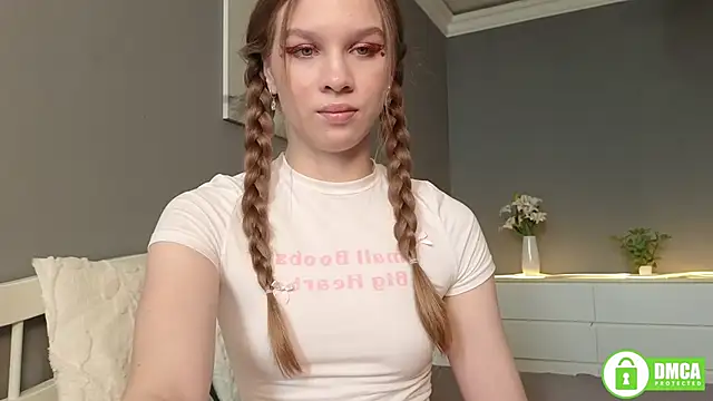 Snapshot of CutieBeauty chatting on 09-20-25, 09:43 CutieBeauty online show from 09-20-25, 09:43