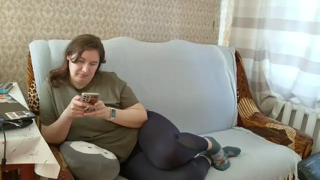 Snapshot of franceska_blue chatting on 12-17-25, 10:43 franceska blue online show from 12-17-25, 10:43