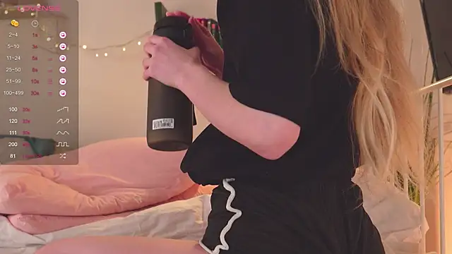 Snapshot of NeonShine chatting on 01-09-25, 04:41 NeonShine online show from 01-09-25, 04:41