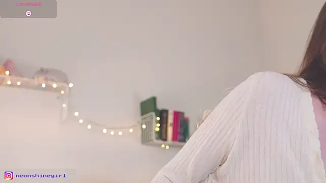 Snapshot of NeonShine chatting on 09-19-25, 05:53 NeonShine online show from 09-19-25, 05:53