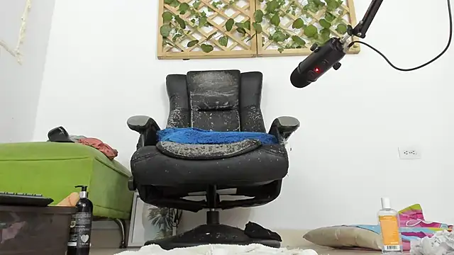 Snapshot of isa_loves_cum chatting on 01-01-25, 08:56 isa loves cum online show from 01-01-25, 08:56