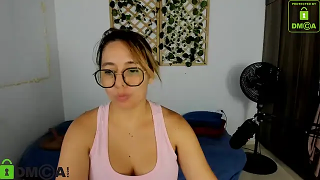 Snapshot of isa_loves_cum chatting on 09-09-25, 09:25 isa loves cum online show from 09-09-25, 09:25