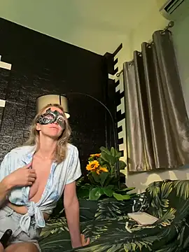 Snapshot of IzanamiTime chatting on 12-27-24, 03:42 IzanamiTime online show from 12-27-24, 03:42