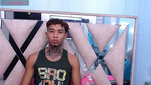 Snapshot of sexy_blacks_ chatting on 01-28-25, 11:17 sexy blacks online show from 01-28-25, 11:17