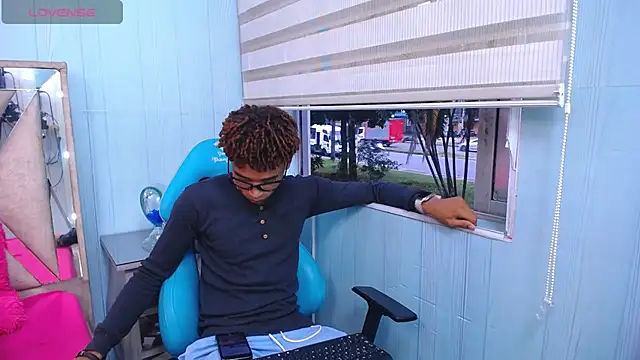 Snapshot of sexy_blacks_ chatting on 02-28-25, 11:25 sexy blacks online show from 02-28-25, 11:25