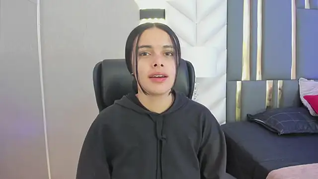 ChloeHarper  online show from 04-08-26, 11:54