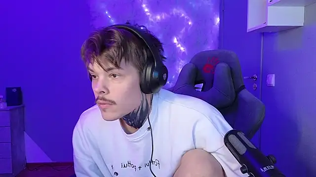 DENIS HERE online show from 01-24-25, 04:48