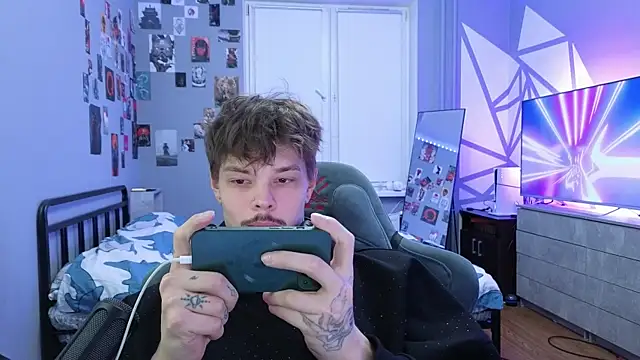 DENIS HERE online show from 02-04-25, 04:18