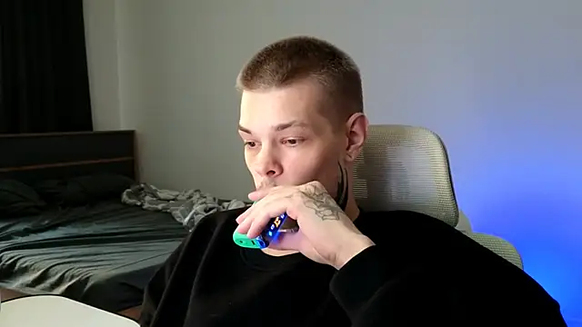 Snapshot of DENIS_HERE chatting on 05-27-26, 01:57 DENIS HERE online show from 05-27-26, 01:57