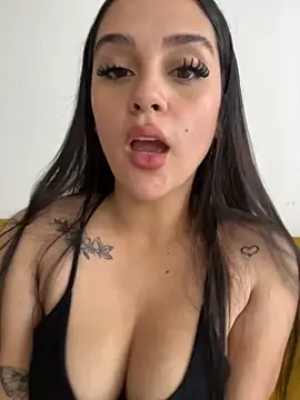 Snapshot of violet-333 chatting on 11-19-25, 01:33 violet-333 online show from 11-19-25, 01:33