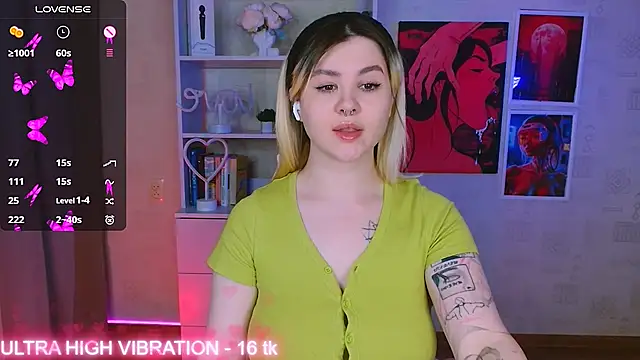 Snapshot of cutie_mili chatting on 02-13-25, 01:40 cutie mili online show from 02-13-25, 01:40