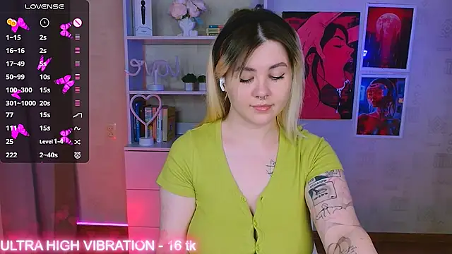 Snapshot of cutie_mili chatting on 02-13-25, 04:43 cutie mili online show from 02-13-25, 04:43