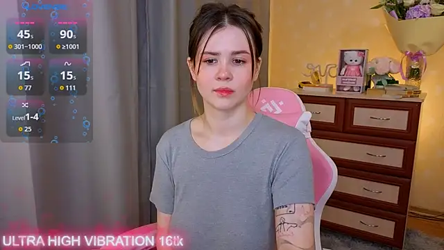 Snapshot of cutie_mili chatting on 10-21-25, 08:15 cutie mili online show from 10-21-25, 08:15