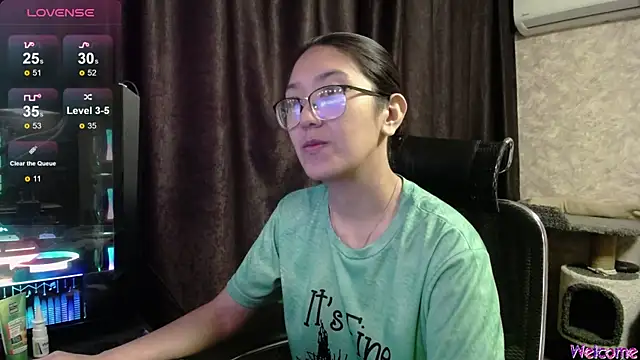 Snapshot of Brightssmiles chatting on 10-24-25, 07:27 Brightssmiles online show from 10-24-25, 07:27