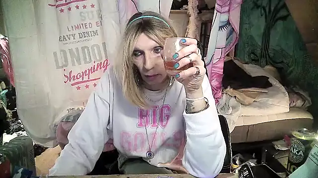 Snapshot of Ombeline1 chatting on 02-11-25, 03:18 Ombeline1 online show from 02-11-25, 03:18