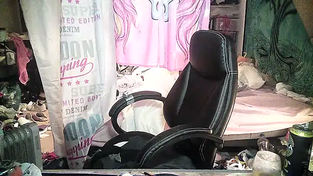 Snapshot of Ombeline1 chatting on 02-13-25, 02:42 Ombeline1 online show from 02-13-25, 02:42