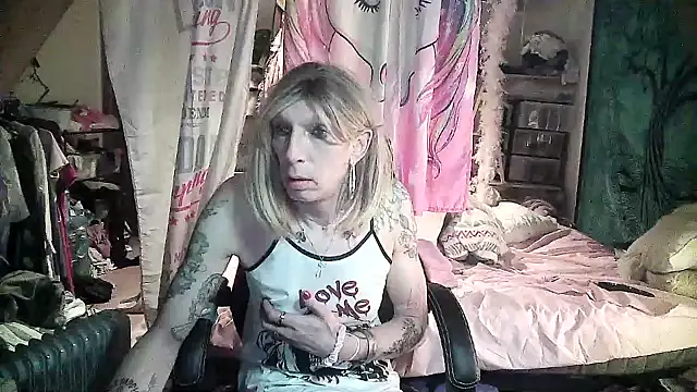 Snapshot of Ombeline1 chatting on 02-17-25, 05:25 Ombeline1 online show from 02-17-25, 05:25