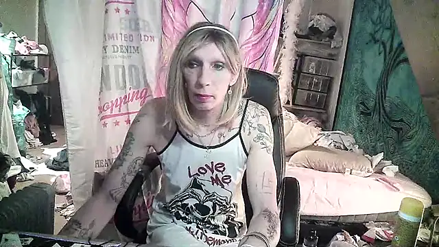 Snapshot of Ombeline1 chatting on 02-17-25, 05:53 Ombeline1 online show from 02-17-25, 05:53