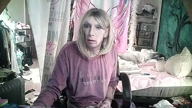 Snapshot of Ombeline1 chatting on 02-18-25, 04:15 Ombeline1 online show from 02-18-25, 04:15