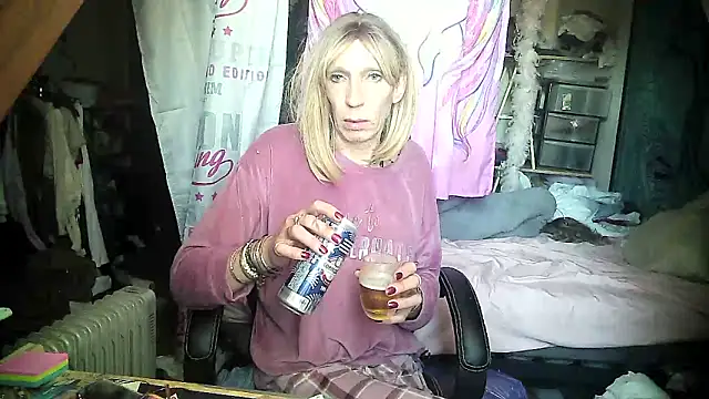 Snapshot of Ombeline1 chatting on 02-18-25, 10:27 Ombeline1 online show from 02-18-25, 10:27