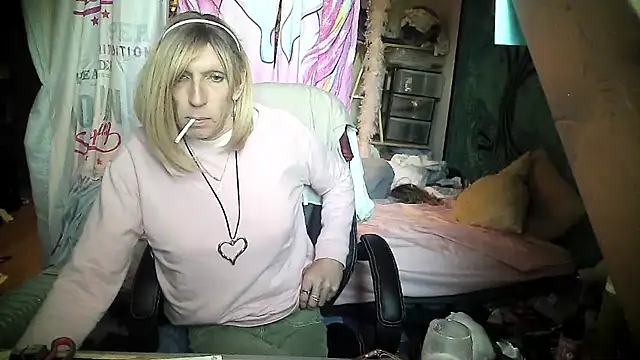 Snapshot of Ombeline1 chatting on 02-18-25, 01:33 Ombeline1 online show from 02-18-25, 01:33