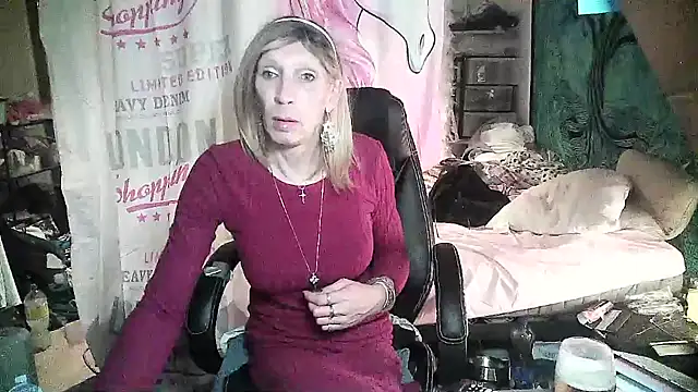 Snapshot of Ombeline1 chatting on 02-22-25, 10:20 Ombeline1 online show from 02-22-25, 10:20