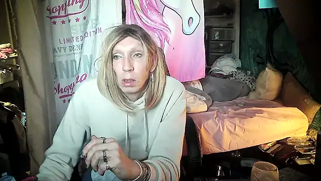 Snapshot of Ombeline1 chatting on 02-23-25, 07:11 Ombeline1 online show from 02-23-25, 07:11