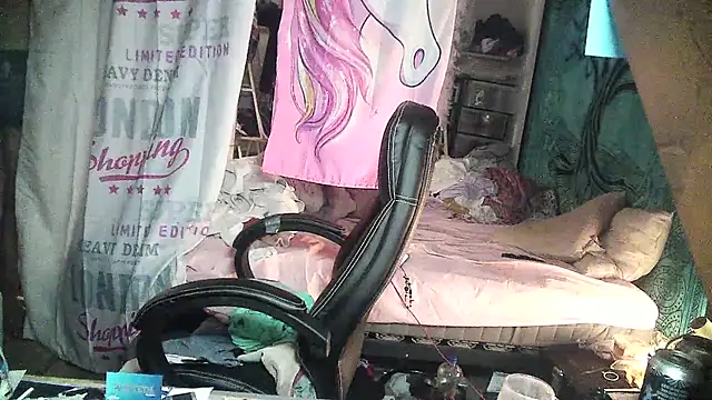 Snapshot of Ombeline1 chatting on 02-24-25, 01:02 Ombeline1 online show from 02-24-25, 01:02