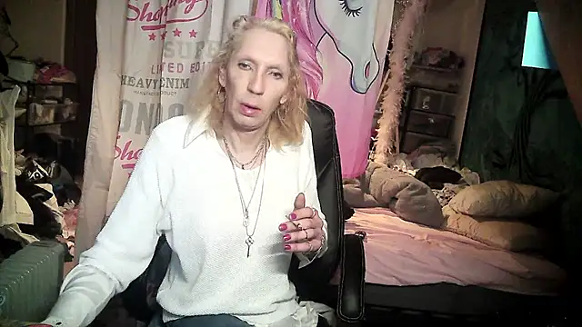 Snapshot of Ombeline1 chatting on 02-25-25, 08:03 Ombeline1 online show from 02-25-25, 08:03