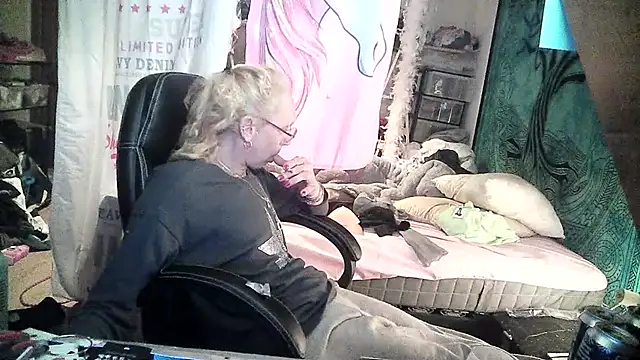 Snapshot of Ombeline1 chatting on 02-25-25, 02:11 Ombeline1 online show from 02-25-25, 02:11