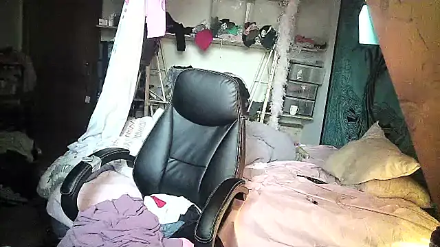 Snapshot of Ombeline1 chatting on 03-04-25, 07:08 Ombeline1 online show from 03-04-25, 07:08