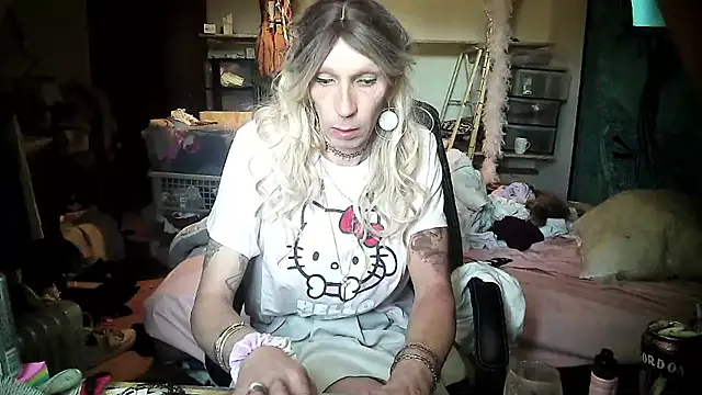 Snapshot of Ombeline1 chatting on 03-06-25, 01:03 Ombeline1 online show from 03-06-25, 01:03